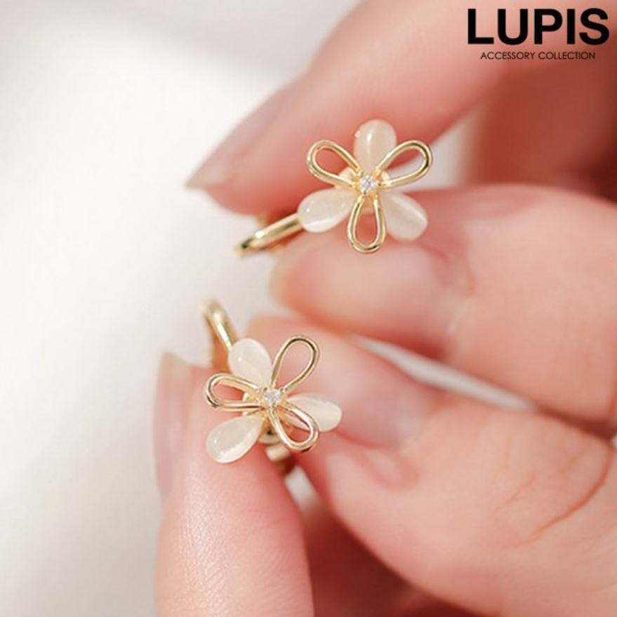 Lupicia Elegant Flower Miniature Earrings