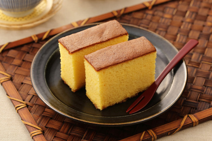 Castella cake with a kashikiri fork (菓子切)