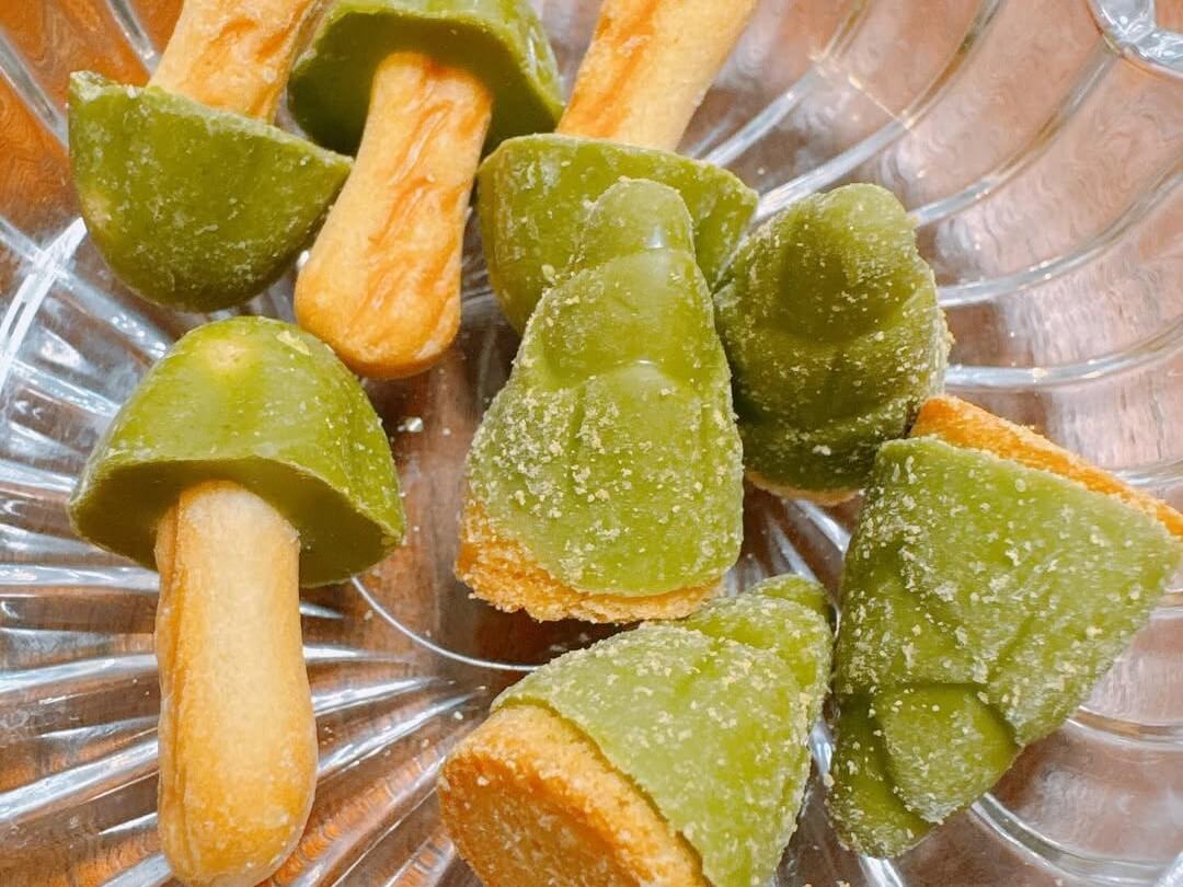 Kinoko no Yama with a green matcha chocolate top and Takenoko with a green matcha chocolate coating