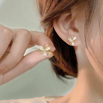 Lupicia Elegant Flower Miniature Earrings