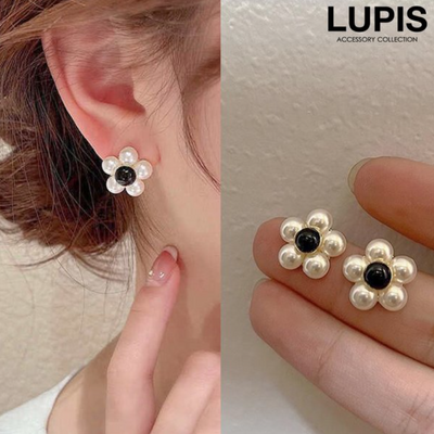 Lupis Monochrome Pearl Flower Stud Earrings